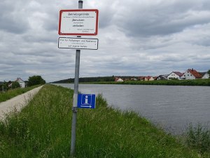 Really?  Information to the right?  Looks awfully wet!