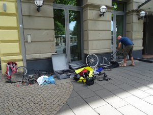 We were quite the spectacle in front of the hotel with the bike in pieces.